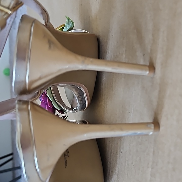 Betsey Johnson gold metallic Fluer ankle strap heels-8.5 - Picture 6 of 12